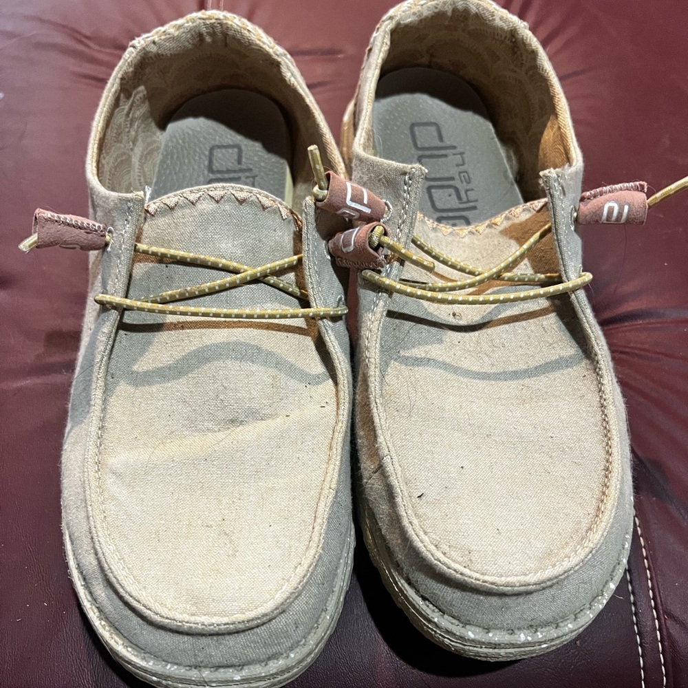 Hey dudes size 9 women’s